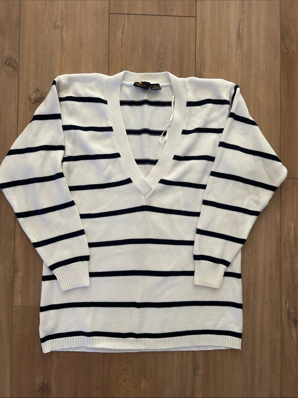 Like new! - Vintage LIZ SPORT / Liz Claiborne 100% Cotton V-Neck Sweater